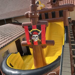 Piratenschiff mit Rutsche von oben