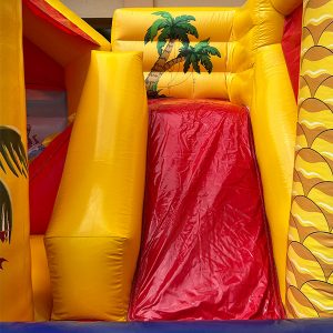 Hüpfburg pirateninsel mit rutschel rutsche unten