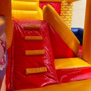 Hüpfburg pirateninsel mit rutsche treppe unten