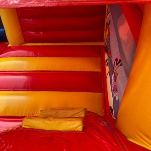 Hüpfburg pirateninsel mit rutsche treppe oben