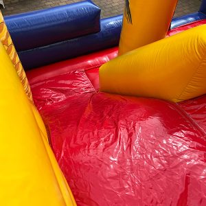 Hüpfburg pirateninsel mit rutsche oben