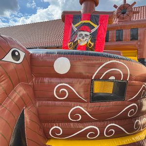 hüpfburg piratenschiff 8x4 bug rechts